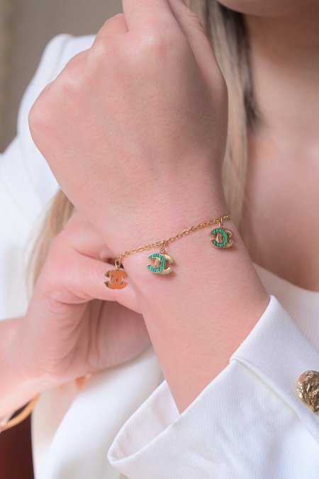 اسواره شانيل ذهبي مع اخضر