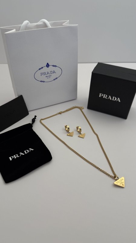 طقم ماركه حلق مع سنسال PRADA شامل الملحقات الاصليه