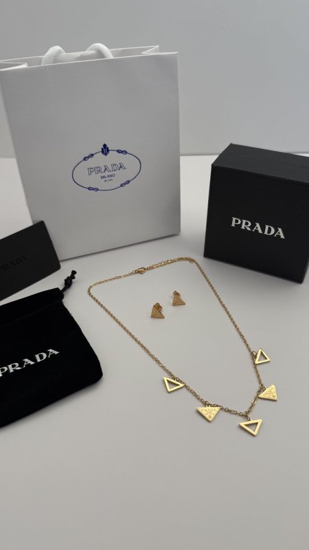 طقم ماركه حلق مع سنسال PRADA شامل الملحقات الاصليه