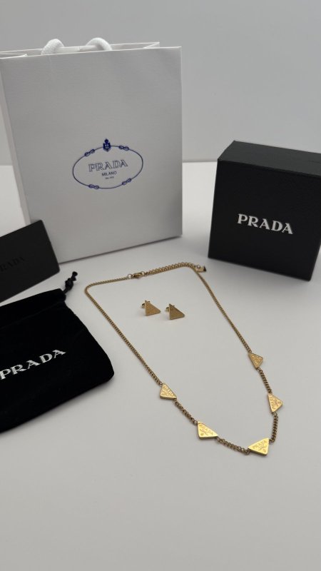طقم ماركه حلق مع سنسال PRADA شامل الملحقات الاصليه