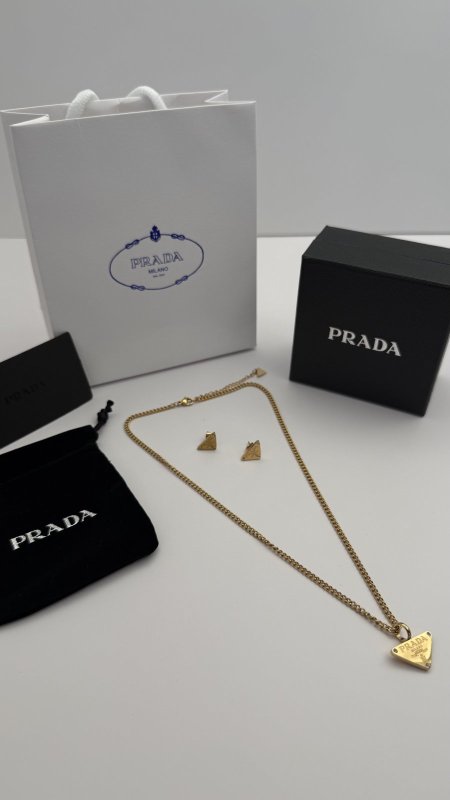 طقم ماركه حلق مع سنسال PRADA شامل الملحقات الاصليه