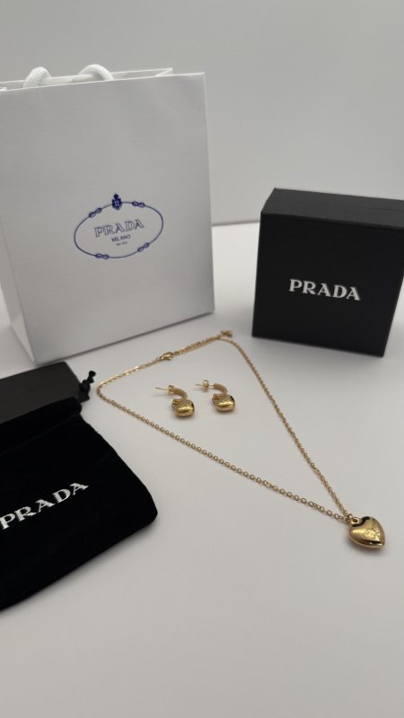 طقم ماركه حلق مع سنسال PRADA شامل الملحقات الاصليه