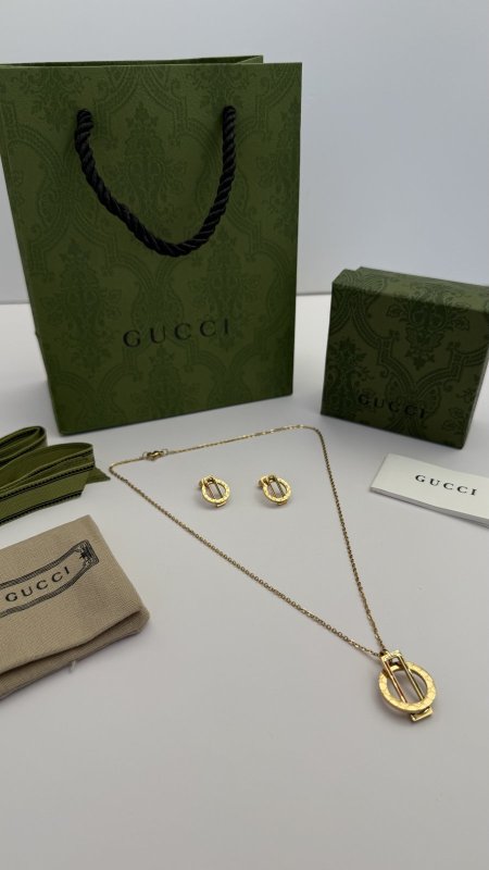 طقم ماركه حلق مع سنسال GUCCI شامل الملحقات الاصليه