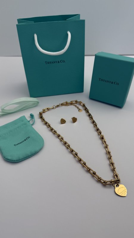 طقم ماركه حلق مع سنسال (TIFFANY & CO تيفاني ) شامل الملحقات الاصليه
