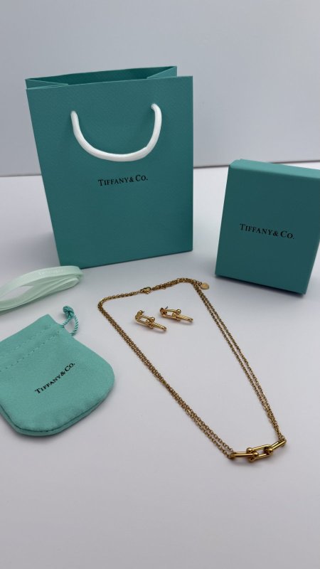 طقم ماركه حلق مع سنسال (TIFFANY & CO تيفاني ) شامل الملحقات الاصليه
