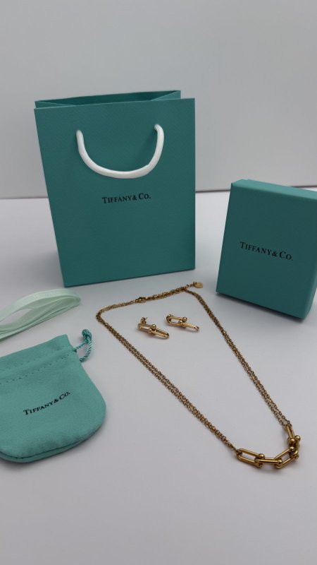 طقم ماركه حلق مع سنسال (TIFFANY & CO تيفاني ) شامل الملحقات الاصليه