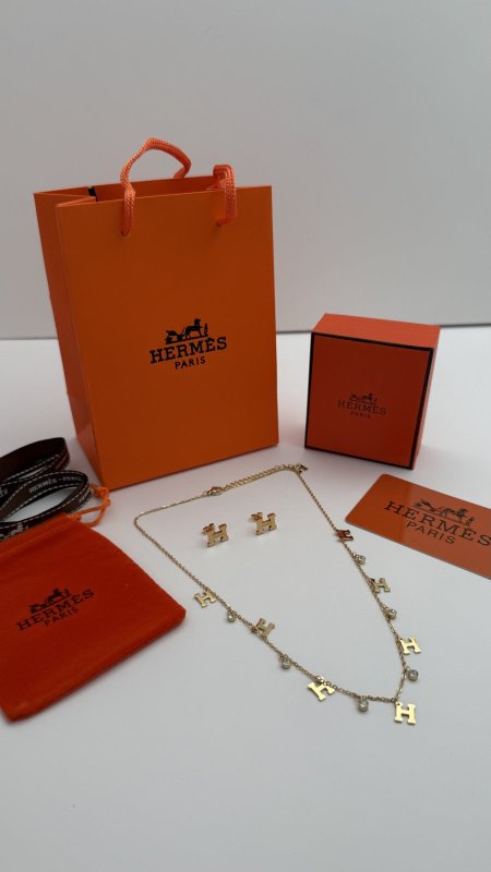 طقم ماركه حلق مع سنسال HERMES شامل الملحقات الاصليه