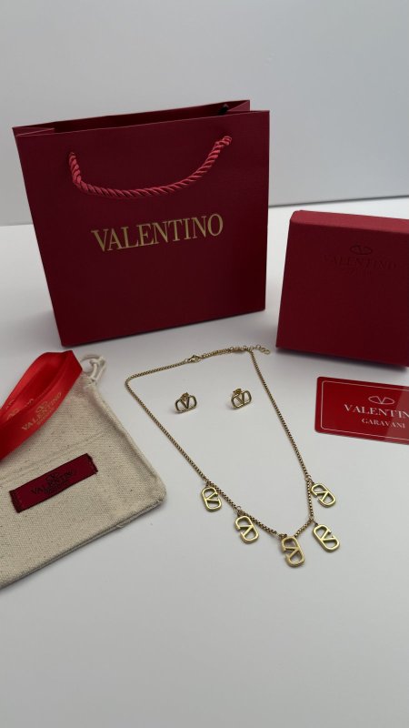 طقم ماركه حلق مع سنسال VALENTINO شامل الملحقات الاصليه