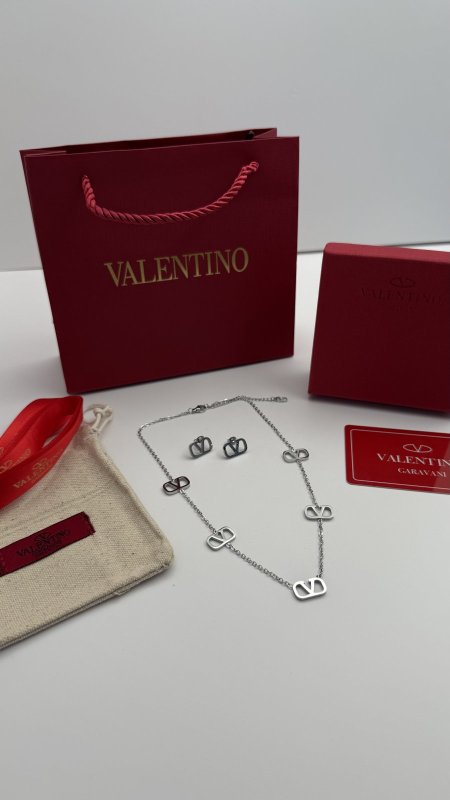 طقم ماركه حلق مع سنسال VALENTINO شامل الملحقات الاصليه