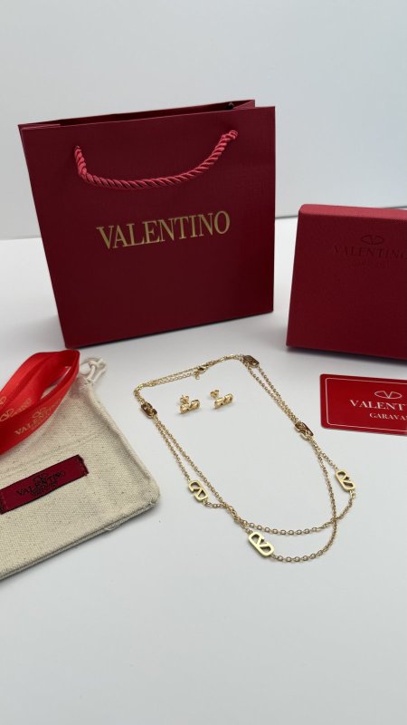 طقم ماركه حلق مع سنسال VALENTINO شامل الملحقات الاصليه