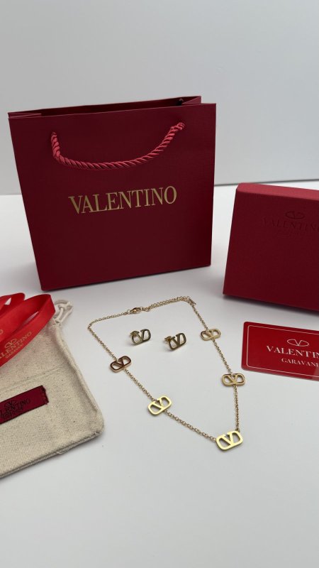 طقم ماركه حلق مع سنسال VALENTINO شامل الملحقات الاصليه