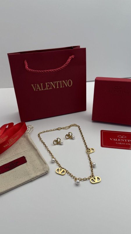 طقم ماركه حلق مع سنسال VALENTINO شامل الملحقات الاصليه