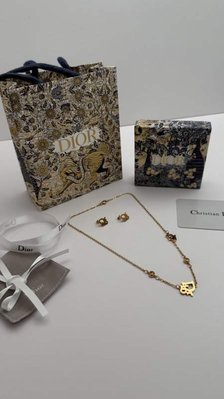 طقم ماركه حلق مع سنسال DIOR شامل الملحقات الاصليه