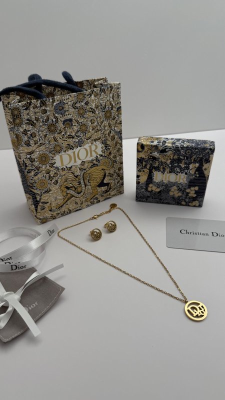 طقم ماركه حلق مع سنسال DIOR شامل الملحقات الاصليه