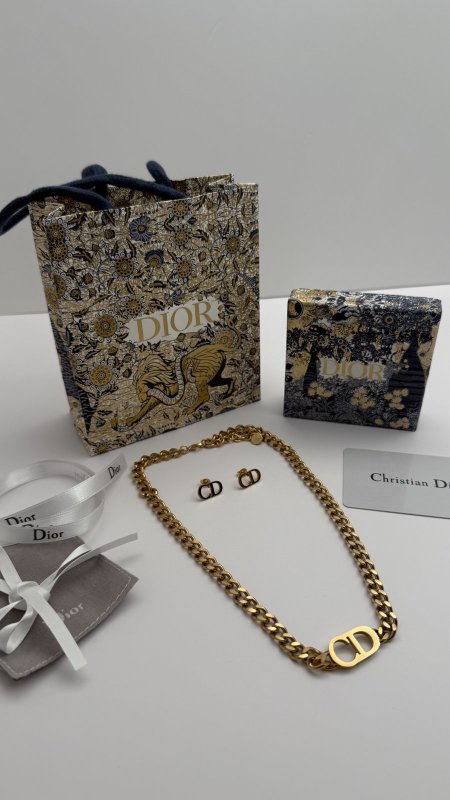 طقم ماركه حلق مع سنسال DIOR شامل الملحقات الاصليه