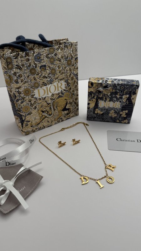 طقم ماركه حلق مع سنسال DIOR شامل الملحقات الاصليه