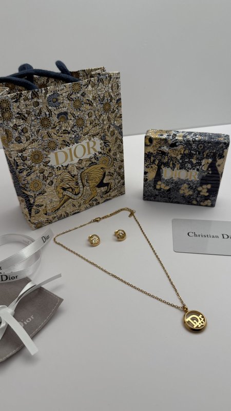 طقم ماركه حلق مع سنسال DIOR شامل الملحقات الاصليه