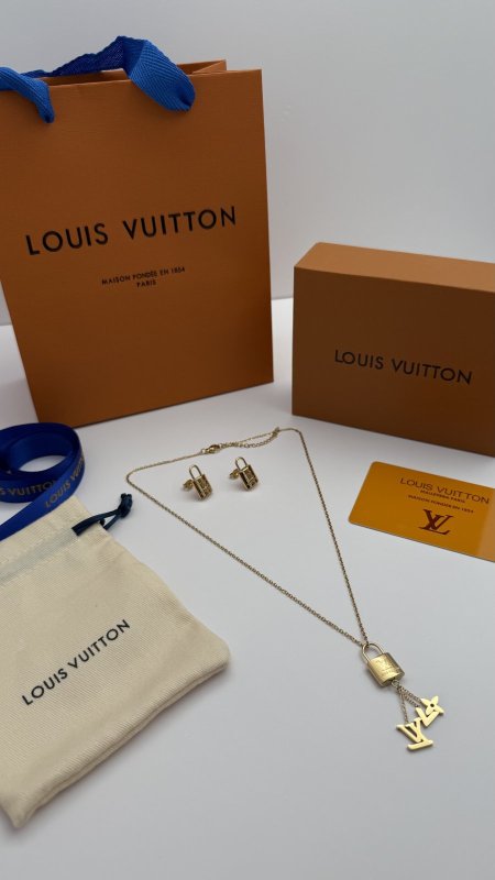 طقم ماركه حلق مع سنسال LV شامل الملحقات الاصليه