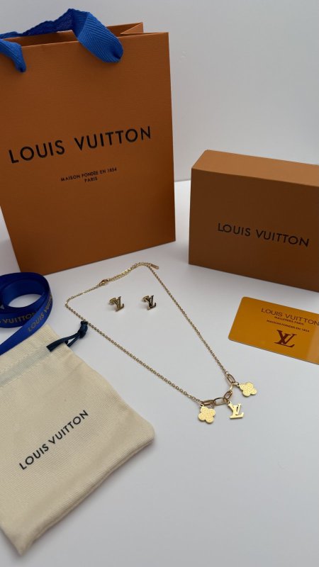 طقم ماركه حلق مع سنسال LV شامل الملحقات الاصليه