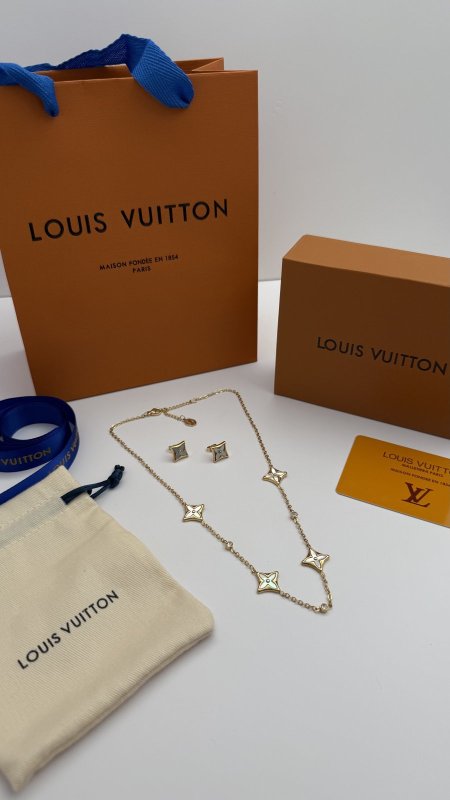 طقم ماركه حلق مع سنسال LV شامل الملحقات الاصليه