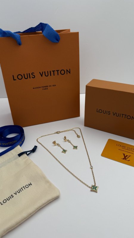 طقم ماركه حلق مع سنسال LV شامل الملحقات الاصليه