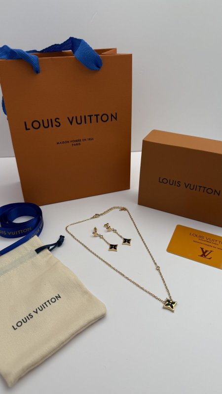 طقم ماركه حلق مع سنسال LV شامل الملحقات الاصليه