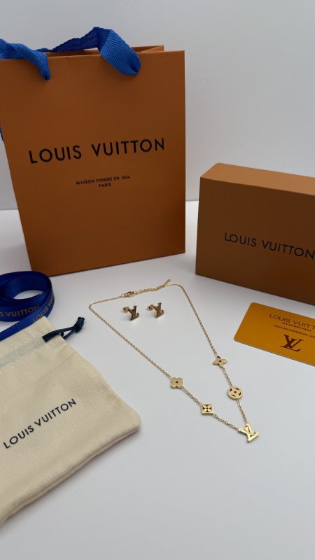 طقم ماركه حلق مع سنسال LV شامل الملحقات الاصليه