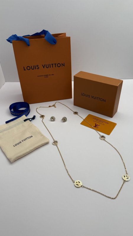 طقم ماركه حلق مع سنسال LV شامل الملحقات الاصليه