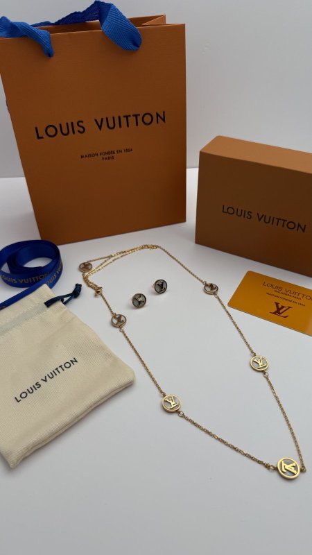 طقم ماركه حلق مع سنسال LV شامل الملحقات الاصليه