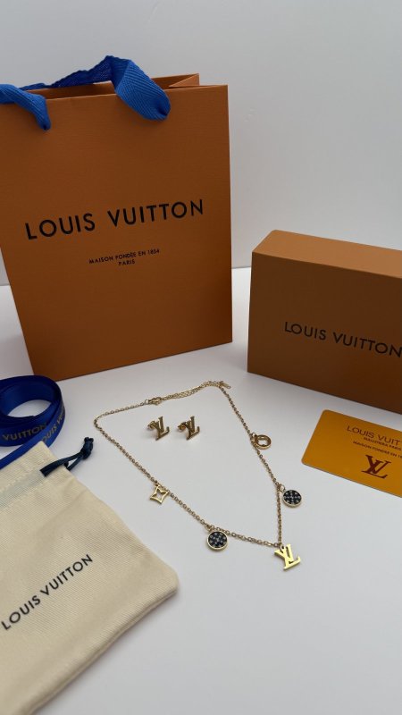 طقم ماركه حلق مع سنسال LV شامل الملحقات الاصليه