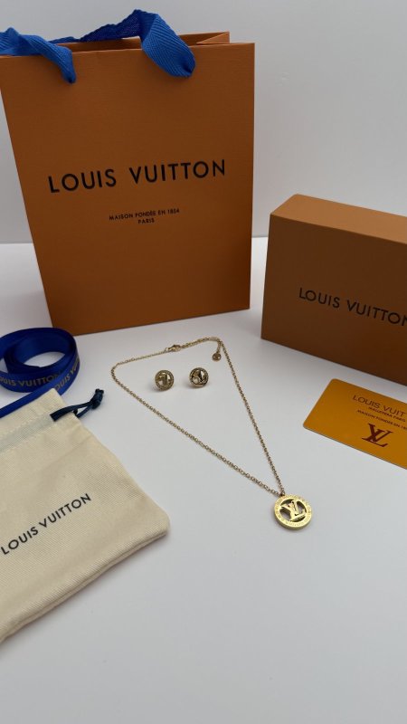 طقم ماركه حلق مع سنسال LV شامل الملحقات الاصليه