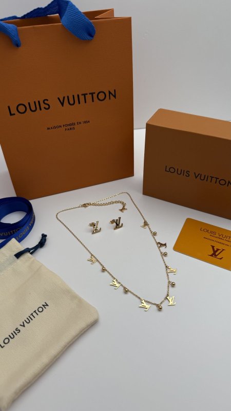 طقم ماركه حلق مع سنسال LV شامل الملحقات الاصليه