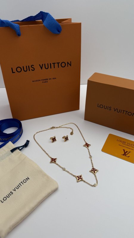 طقم ماركه حلق مع سنسال LV شامل الملحقات الاصليه