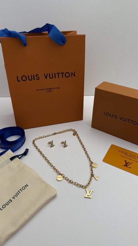 طقم ماركه حلق مع سنسال LV شامل الملحقات الاصليه