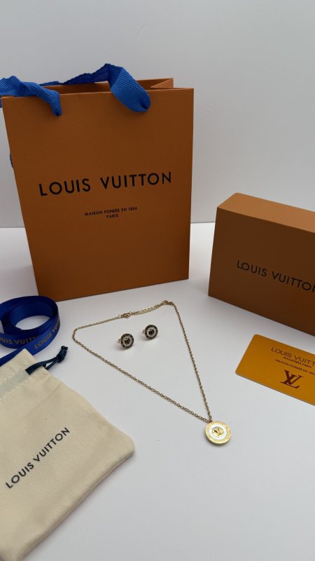 طقم ماركه حلق مع سنسال LV شامل الملحقات الاصليه