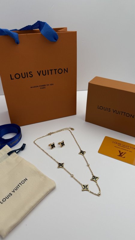 طقم ماركه حلق مع سنسال LV شامل الملحقات الاصليه