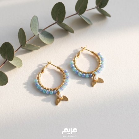 حلق ذهبي دائري مع ازرق