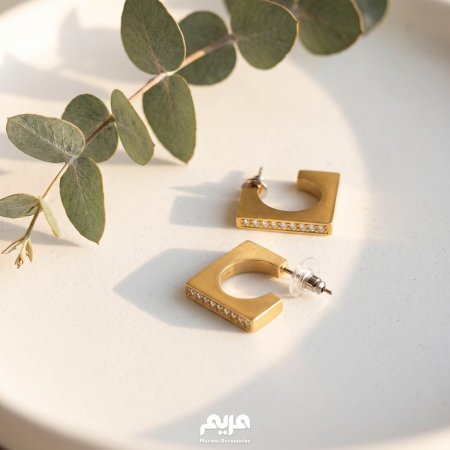 حلق ذهبي مع زركون مربع